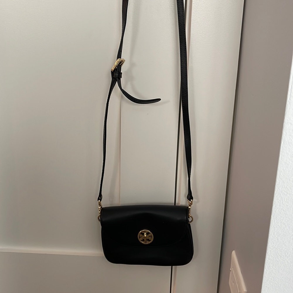 Adjustable Tory Burch cross body bag!